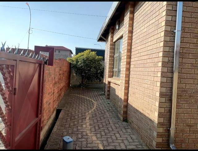 3 BEDROOM HOUSE FOR SALE IN MEADOWLANDS